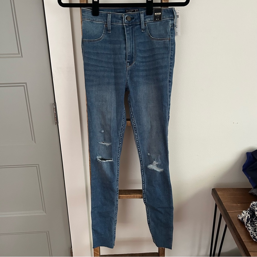 Abercrombie & Fitch, NWT, high rise jean legging, size 25 short.